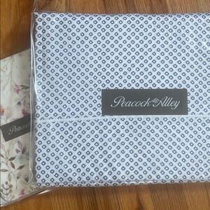 PEACOCK ALLEY Crisp Blue & White Geometric Queen Flat/Pr Standard Matching Cases